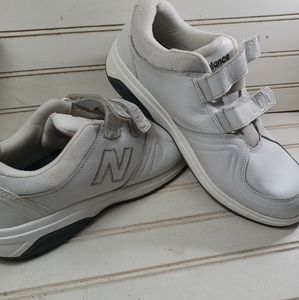 New Balance Women's 813 Hook and Loop Walking Shoe White - Size 11 Wide. Conditi
